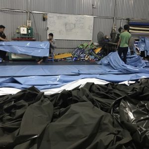 Trang trí cho ngôi nhà thêm phần bắt mắt bởi màu sắc của mái che