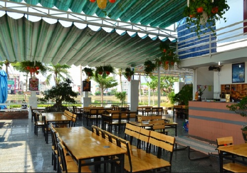 Kinh nghiệm chọn mua mái che mưa “chuẩn” cho nhà hàng, quán café