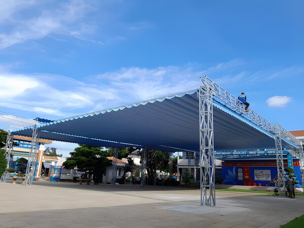 Tiến hành thực hiện thi công mái xếp sân trường ra sao