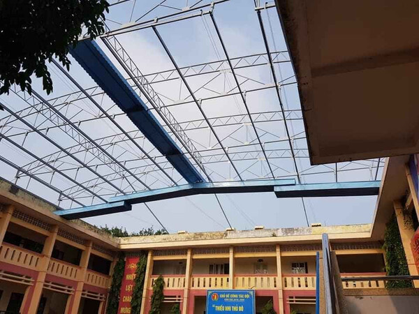 Tiến hành thực hiện thi công mái xếp sân trường ra sao