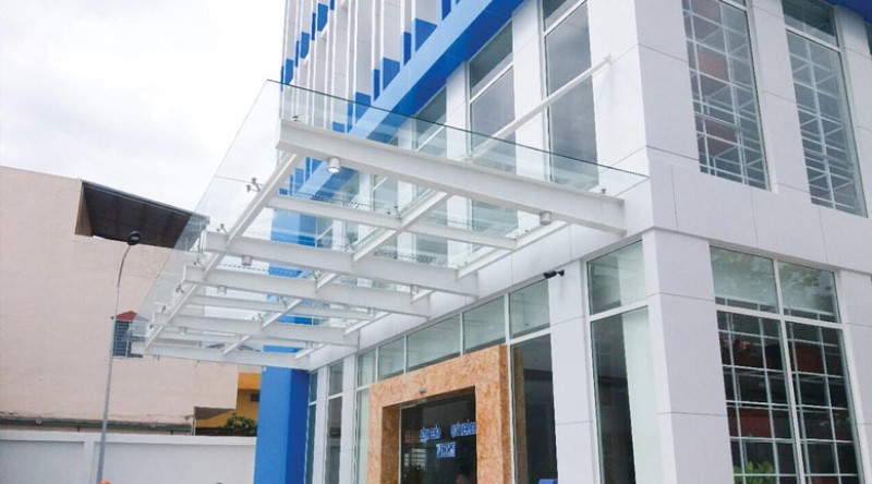 Mái hiên cần thơ bằng kính cường lực