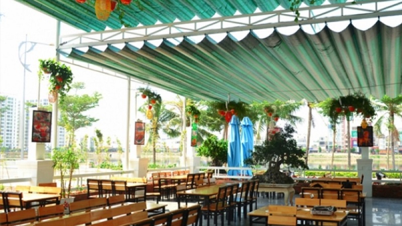 Mái xếp lượn sóng dùng để trang trí cho quán ăn, quán cà phê