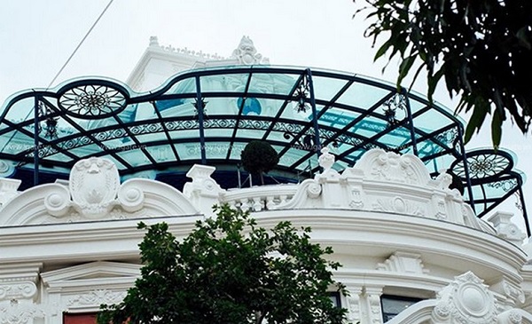 Mái vòm kính chạm khắc sang trọng, cổ điển