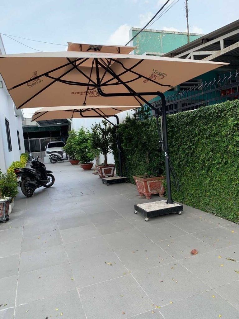 Dù lệch tâm với thiết kế trụ cách điệu mang đến sự sang trọng, có bánh xe dưới đế trụ để dễ dàng di chuyển