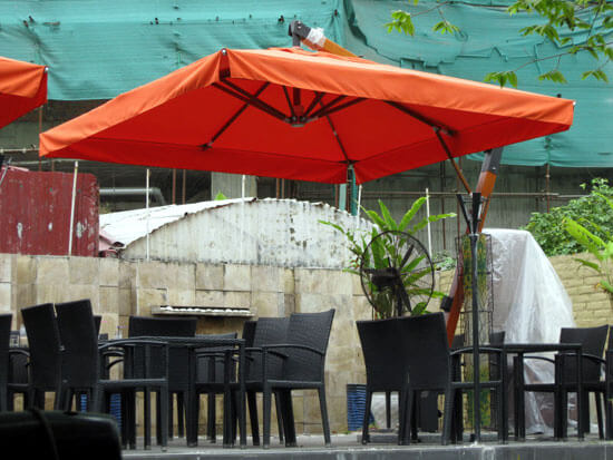 Dù lệch tâm dùng tại quán cafe