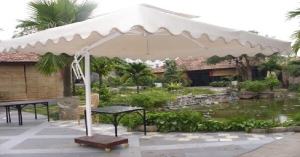 Dù lệch tâm màu be cho các quán café ngoài trời Dù lệch tâm màu be cho các quán café ngoài trời