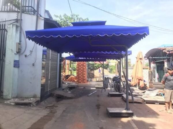Dù lệch tâm màu xanh tạo bóng mát Dù lệch tâm màu xanh tạo bóng mát