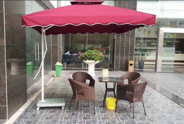 Dù lệch tâm màu đỏ sang trọng, đẹp mắt cho các quán café Dù lệch tâm màu đỏ sang trọng, đẹp mắt cho các quán café