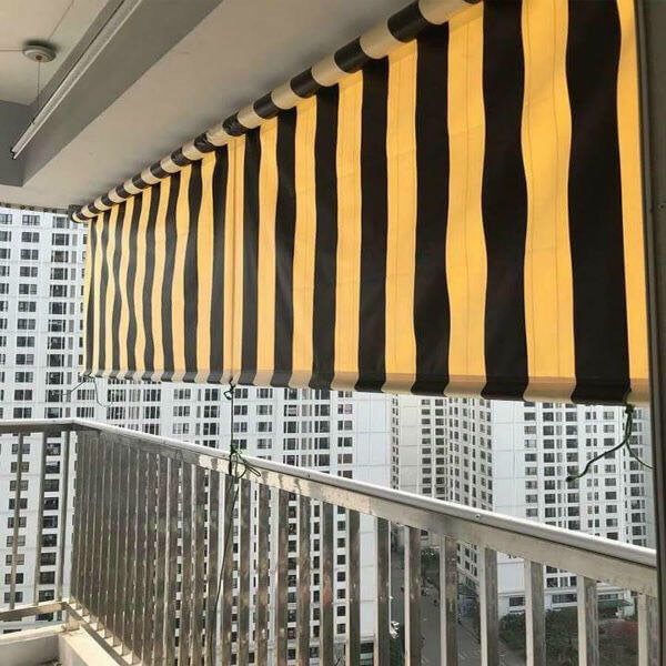Tiến hành gắn bạt che lên sát tường