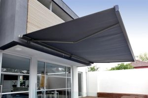 Vì sao nên dùng mái hiên quay tay?