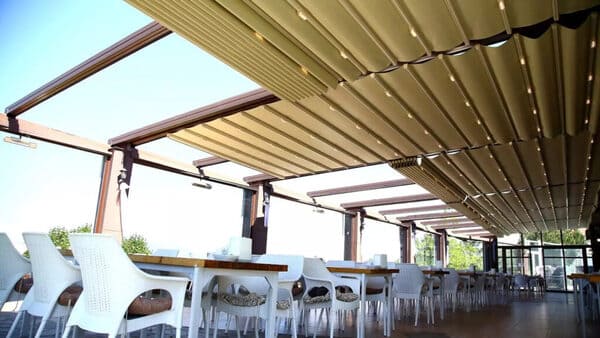 Một số mẫu mái hiên quán cafe đẹp hút hồn