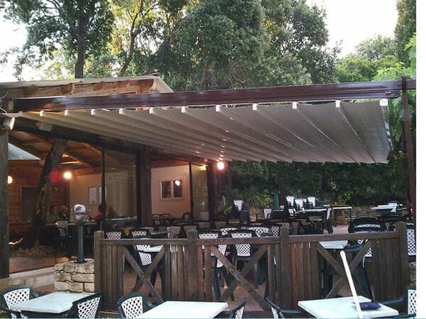 Một số mẫu mái hiên quán cafe đẹp phong cách