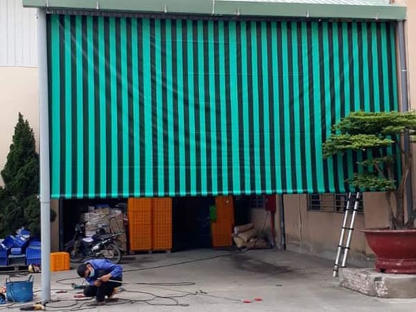Thường được dùng phổ biến để che ban công hoặc cửa sổ