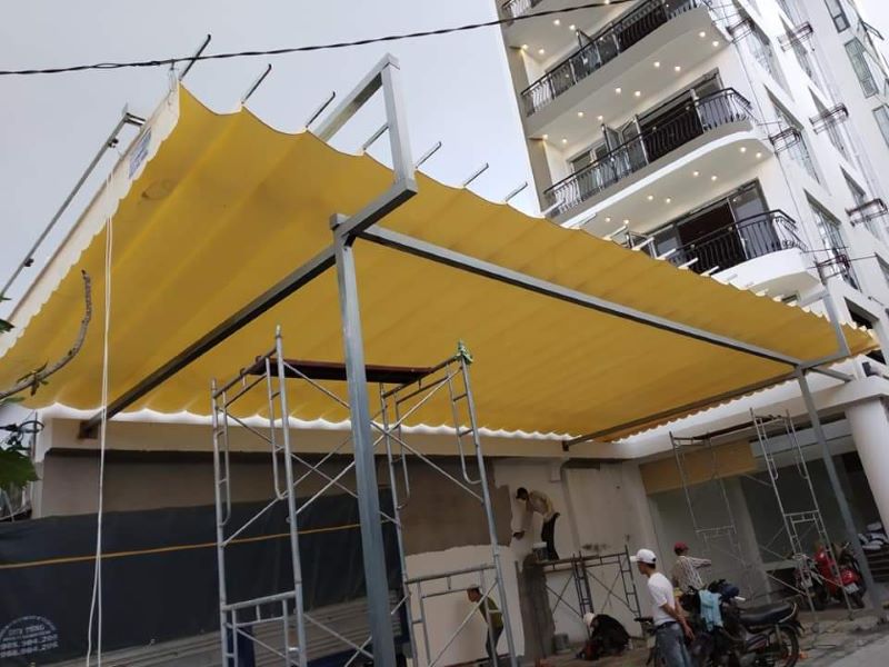 Chuẩn bị dụng cụ để mắc ròng rọc kéo bạt