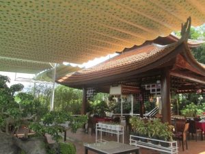 Tại sao nên chọn lắp mái xếp cho quán nhậu tại quận 10?