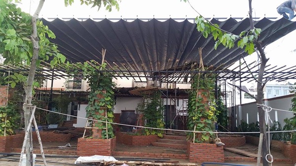 Mái xếp lượn sóng là một lựa chọn phổ biến dành cho quán cafe được nhiều người ưa chuộng