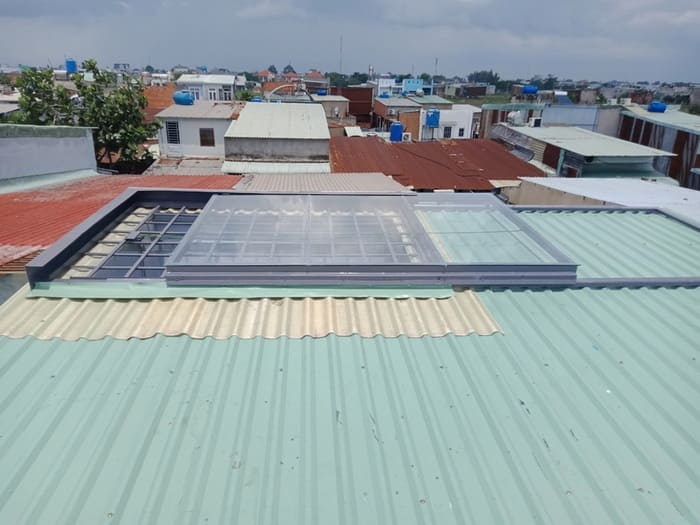 Mái trượt giếng trời kéo tay trên mái tôn