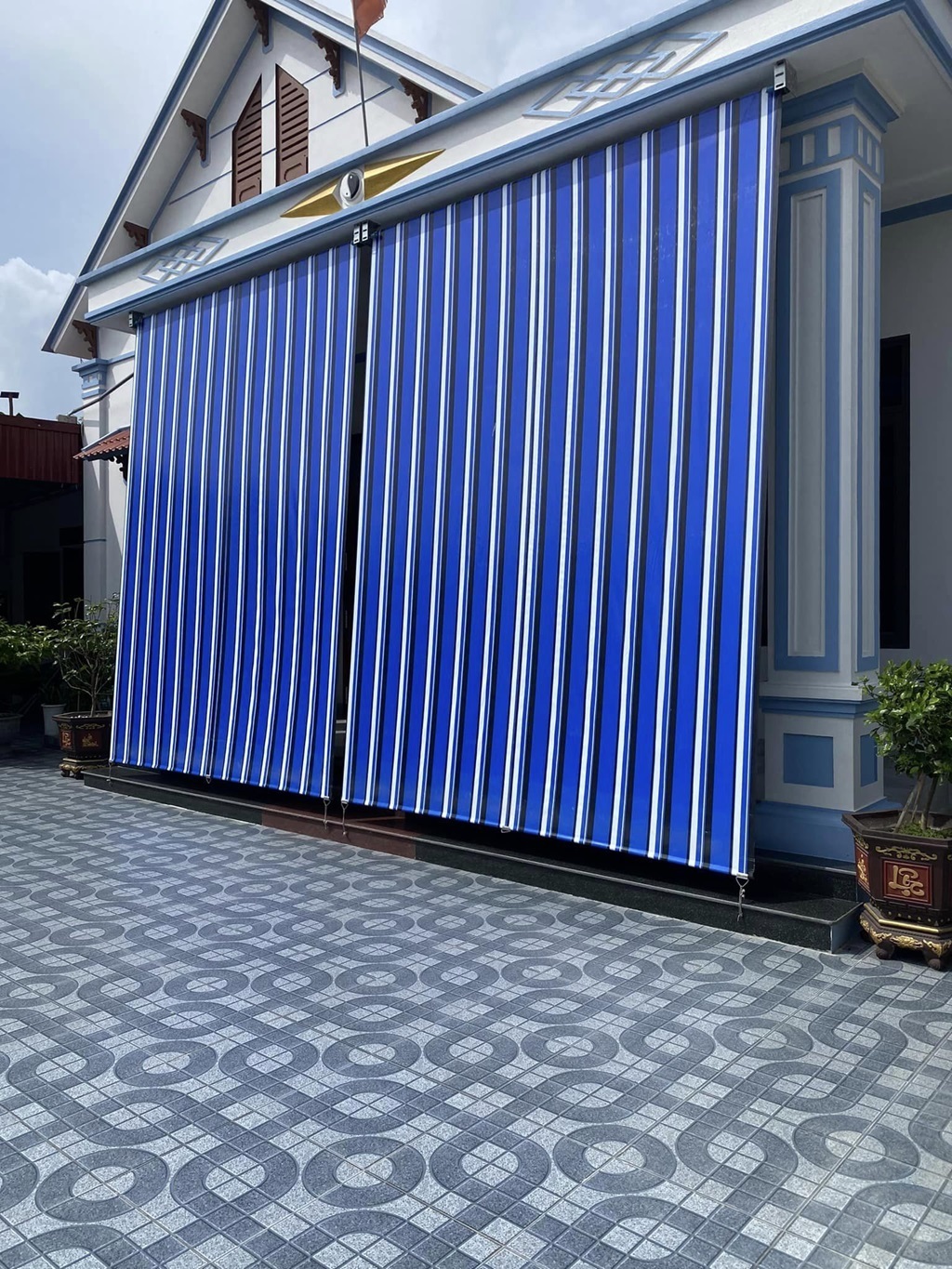 Bạt che PVC kết hợp với lớp lưới giúp tăng độ bền và khả năng chịu lực cho bạt, thích hợp sử dụng ngoài trời