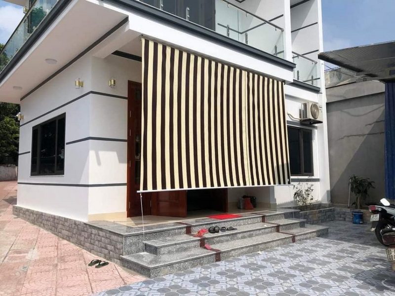 Việc lắp đặt bạt cuốn trước cửa hàng giúp tạo không gian bán hàng thoáng mát, sạch sẽ