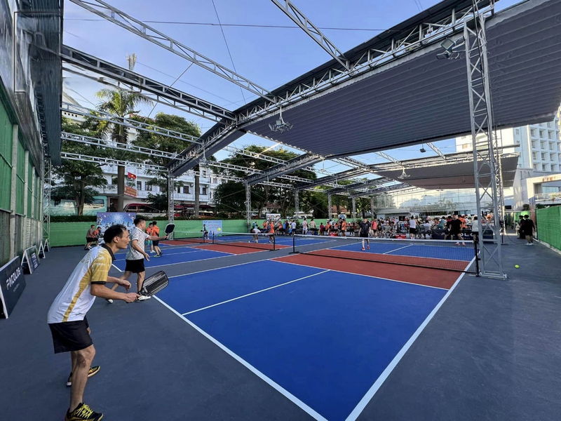 Mái xếp lượn sóng sân pickleball
