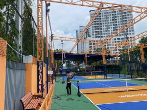 Vì sao sân pickleball ngoài trời cần có mái che chuyên dụng?