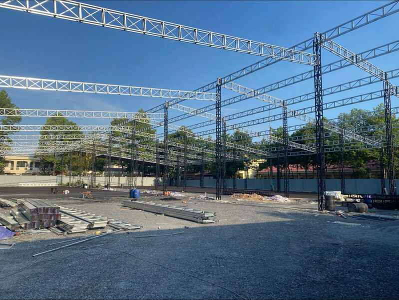 Nên chọn loại bạt và khung sườn nào làm mái che sân thể thao ngoài trời?