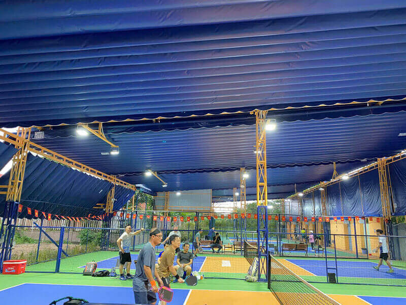 Mẫu mái xếp lượn sóng cho sân pickleball