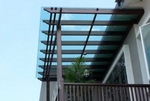 Mái che ban công bằng kính cường lực