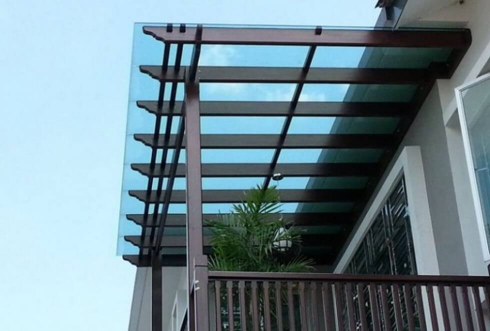 Mái che ban công bằng kính cường lực
