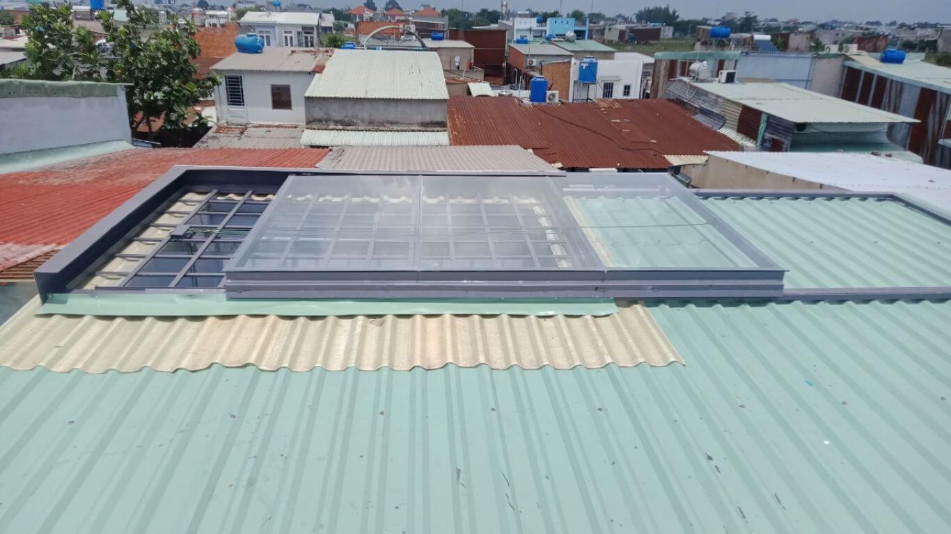 So sánh chất liệu mái trượt giếng trời