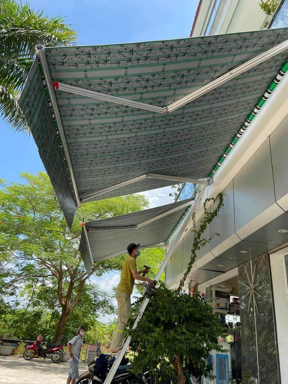 Kiểm tra định kỳ motor, dây cáp và con lăn mái hiên