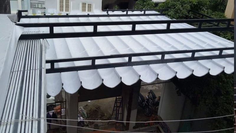 Vật liệu và lưu ý chống thấm mái che trước mùa mưa